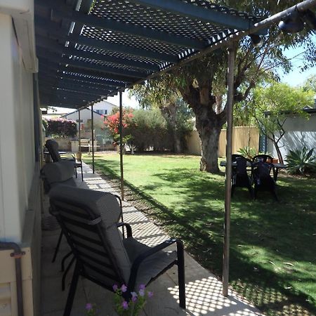 Lazy Lobster Holiday Units & Chalets Port Denison Esterno foto