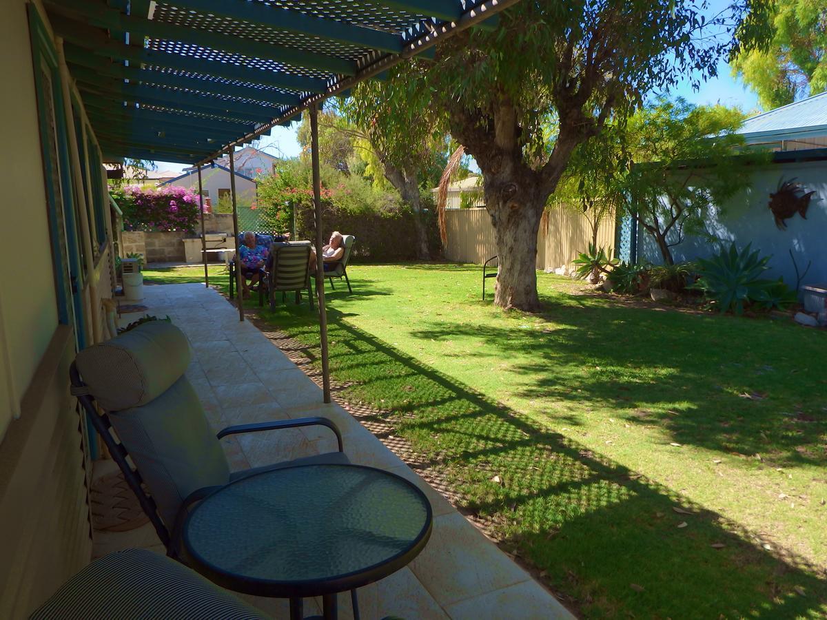 Lazy Lobster Holiday Units & Chalets Port Denison Esterno foto