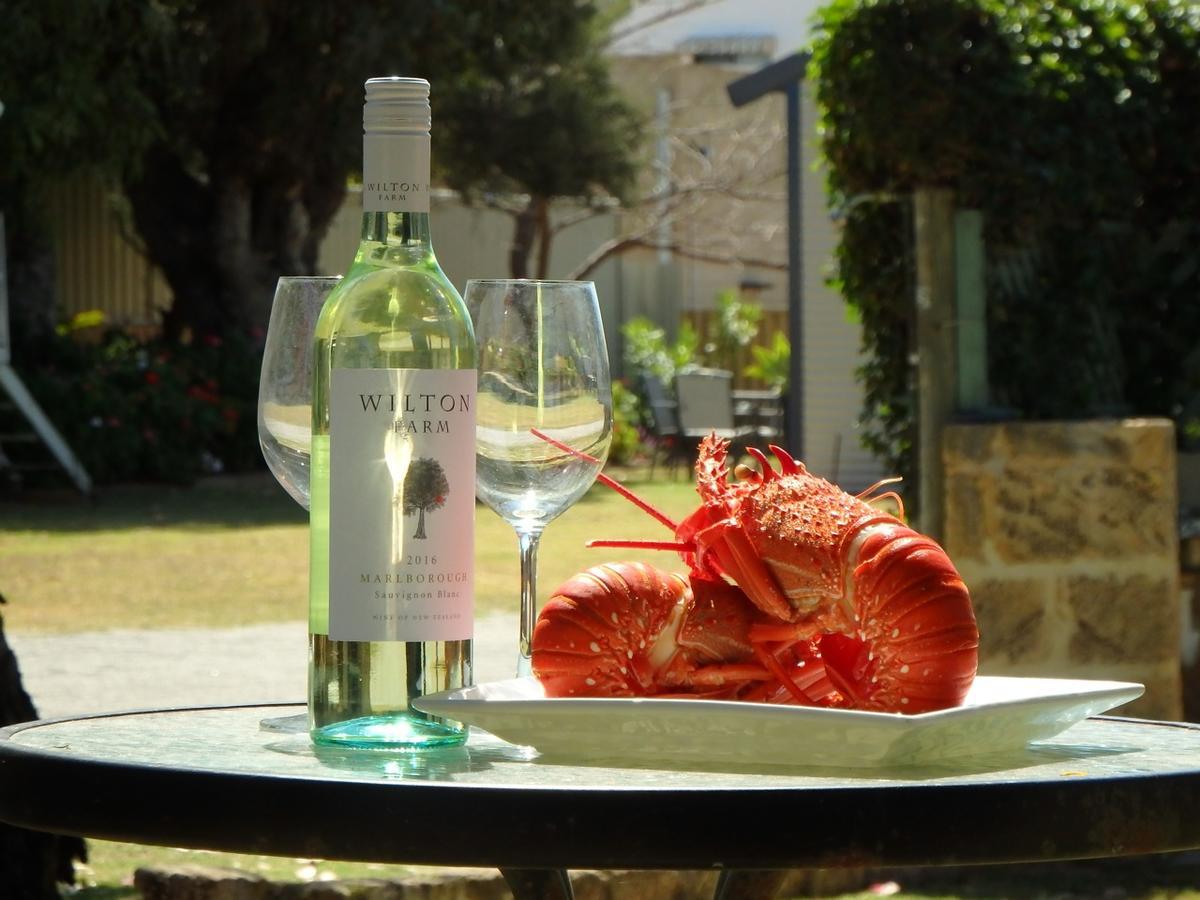 Lazy Lobster Holiday Units & Chalets Port Denison Esterno foto