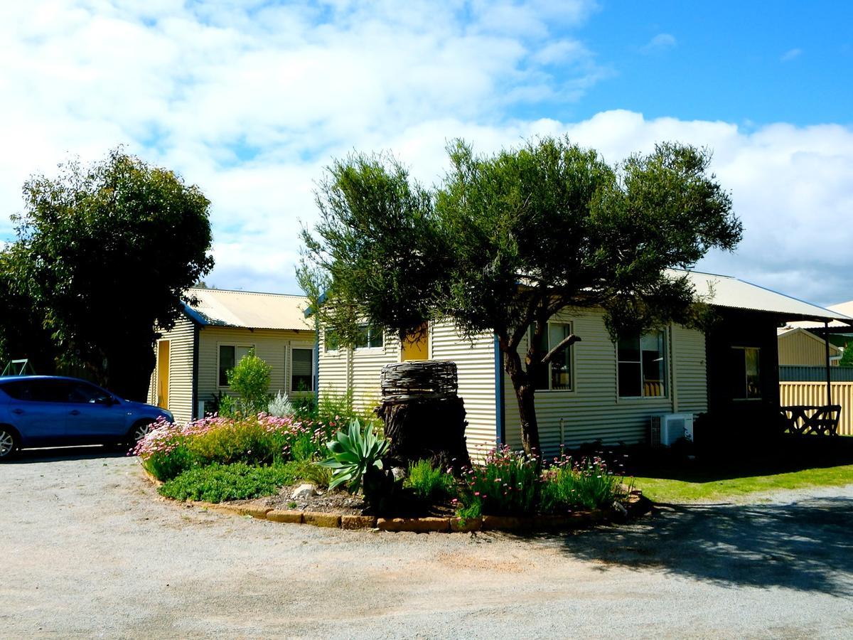 Lazy Lobster Holiday Units & Chalets Port Denison Esterno foto